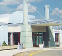 The front entrance of the Jewish Community Center of Greater New Haven